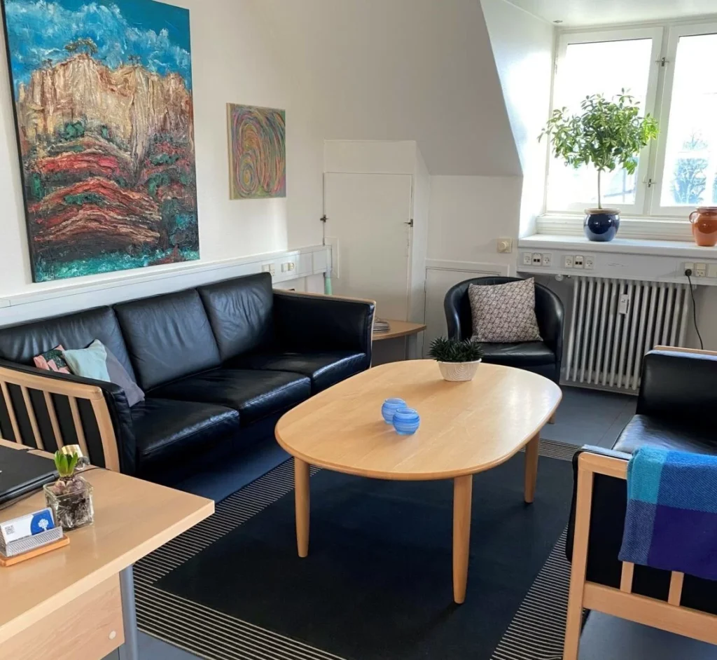 Billede af Lokale 1 med moderne indretning og lys design.