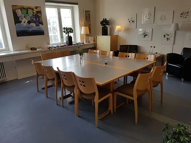 Billede af lokale 2 med moderne indretning og funktionelle faciliteter.